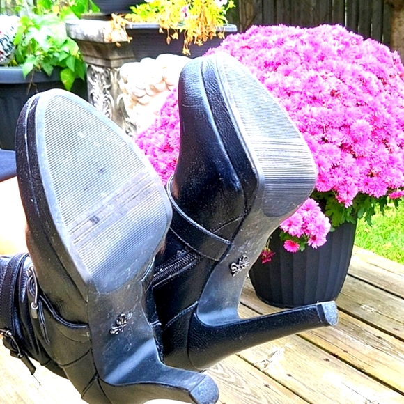 SUPER SEXY Vera Wang Black Ankle Stiletto Boots! 9 - Picture 12 of 15